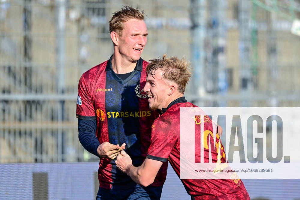 V.li.: Torschuetze Cornelius Pfeiffer (Unterhaching, 22) Andy Breuer (Unterhaching, 26) mit Torjubel, Jubel, Torjubel, Torerfolg, celebrate the goal, goal, celebration, Jubel ueber das Tor zum 2:0, optimistisch, Action, Aktion, 15.11.2025, Unterhaching (Deutschland), Fussball, Regionalliga Bayern, SpVgg Unterhaching - DJK Vilzing