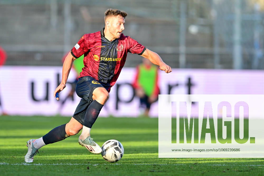 Moritz Mueller (Unterhaching, 24) am Ball, Freisteller, Einzelbild, Aktion, Action, 15.11.2025, Unterhaching (Deutschland), Fussball, Regionalliga Bayern, SpVgg Unterhaching - DJK Vilzing