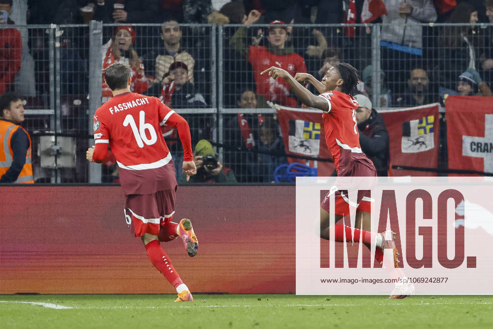 Torjubel Schweiz beim 4:1 durch Johan Manzambi (Schweiz, 09) , Schweiz, FIFA, WM-Qualifikation Europa, (Gruppe B), Schweiz vs. Schweden, 15.11.2025, Stade de Geneve, Genf, Schweiz Genf Stade de Geneve Kanton Genf Schweiz