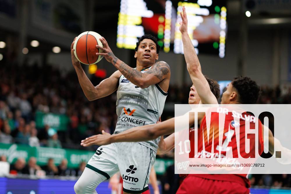 Eli Brooks (Gladiators Trier) im Zweikampf mit Justinian Jessup (FC Bayern Basketball) und Oscar da Silva (FC Bayern Basketball), Vet Concept Gladiators Trier vs FC Bayern Basketball, Basketball, BBL Pokal, Viertelfinale, Saison 2025 2026, 16.11.2025 Vet Concept Gladiators Trier vs FC Bayern Basketball, Basketball, BBL Pokal, Viertelfinale, Saison 2025 2026