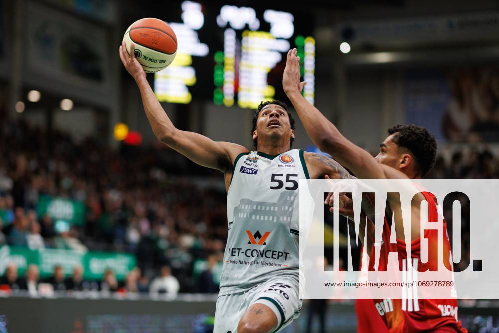 Eli Brooks (Gladiators Trier) im Zweikampf mit Oscar da Silva (FC Bayern Basketball), Vet Concept Gladiators Trier vs FC Bayern Basketball, Basketball, BBL Pokal, Viertelfinale, Saison 2025 2026, 16.11.2025 Vet Concept Gladiators Trier vs FC Bayern Basketball, Basketball, BBL Pokal, Viertelfinale, Saison 2025 2026