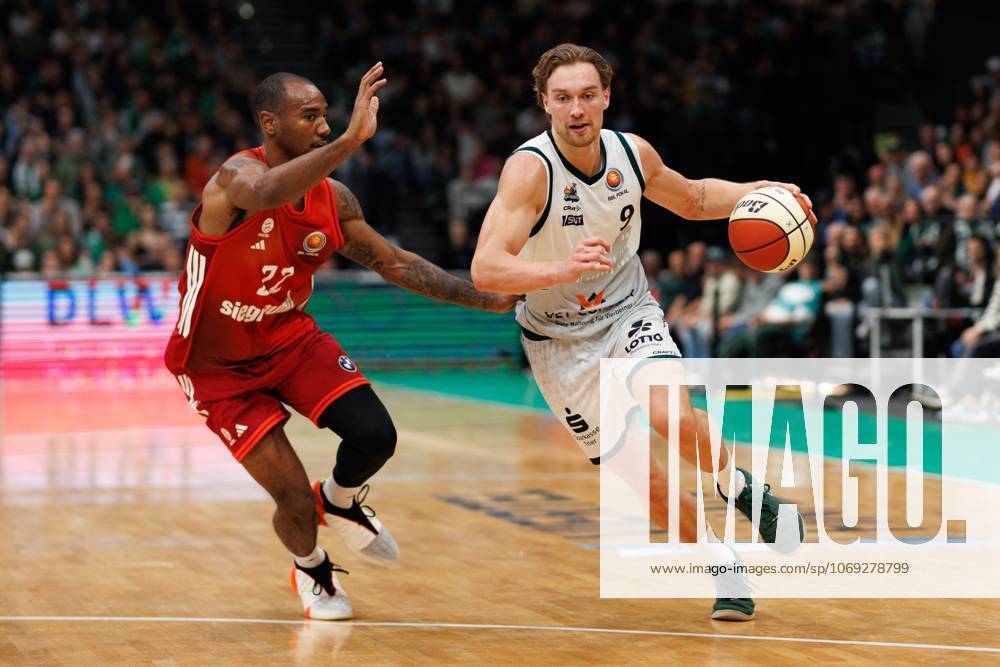 Marco Hollersbacher (Gladiators Trier) im Zweikampf mit Isiaha Mike (FC Bayern Basketball), Vet Concept Gladiators Trier vs FC Bayern Basketball, Basketball, BBL Pokal, Viertelfinale, Saison 2025 2026, 16.11.2025 Vet Concept Gladiators Trier vs FC Bayern Basketball, Basketball, BBL Pokal, Viertelfinale, Saison 2025 2026