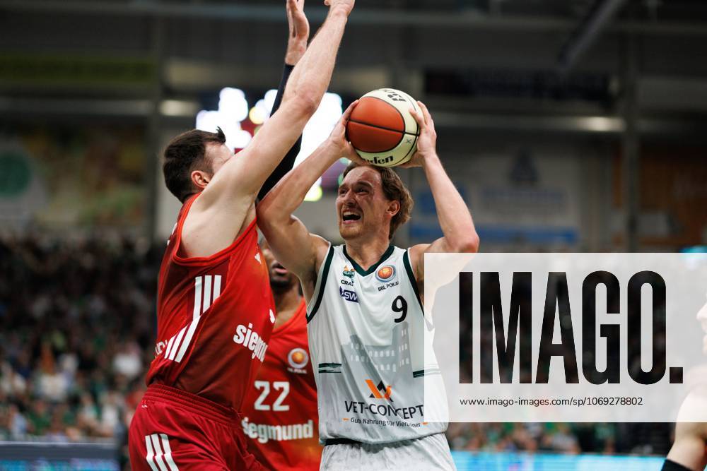 Marco Hollersbacher (Gladiators Trier) im Zweikampf mit Leon Kratzer (FC Bayern Basketball), Vet Concept Gladiators Trier vs FC Bayern Basketball, Basketball, BBL Pokal, Viertelfinale, Saison 2025 2026, 16.11.2025 Vet Concept Gladiators Trier vs FC Bayern Basketball, Basketball, BBL Pokal, Viertelfinale, Saison 2025 2026