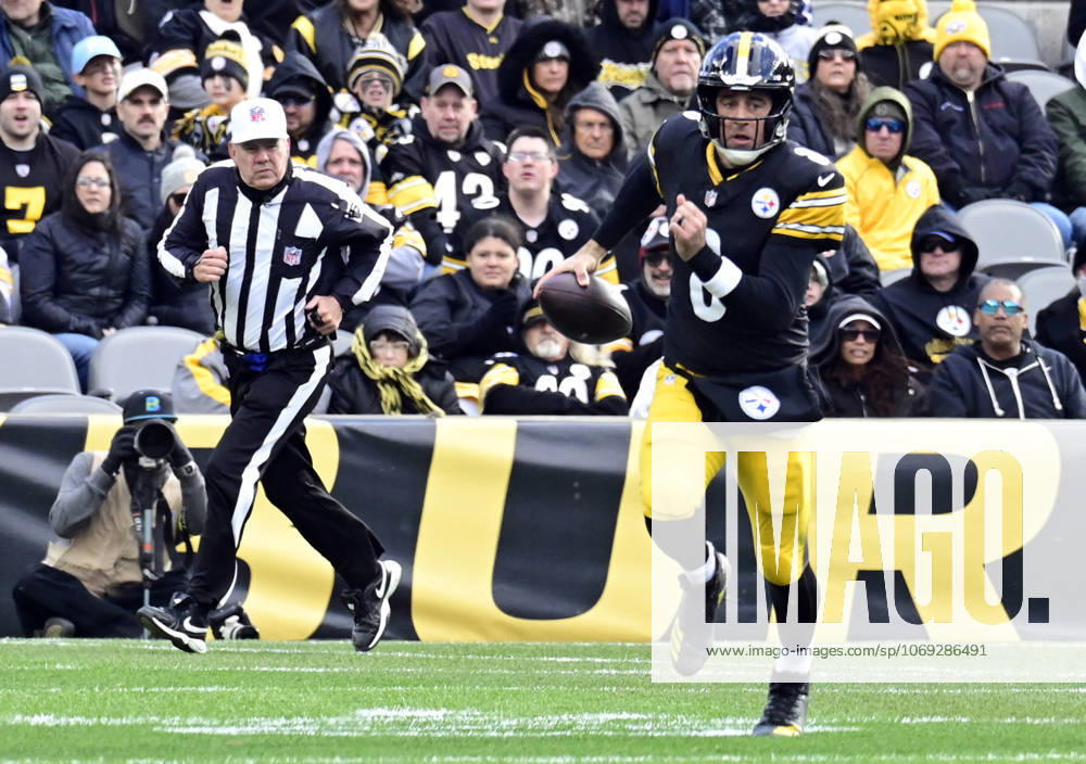 Pittsburgh Steelers quarterback Aaron Rodgers (8) scrambles for eight yards and a first down in the second quarter against the Cincinnati Bengals at Acrisure Stadium Sunday, November 16, 2025 in Pittsburgh. PIT2025111615 ARCHIExCARPENTER