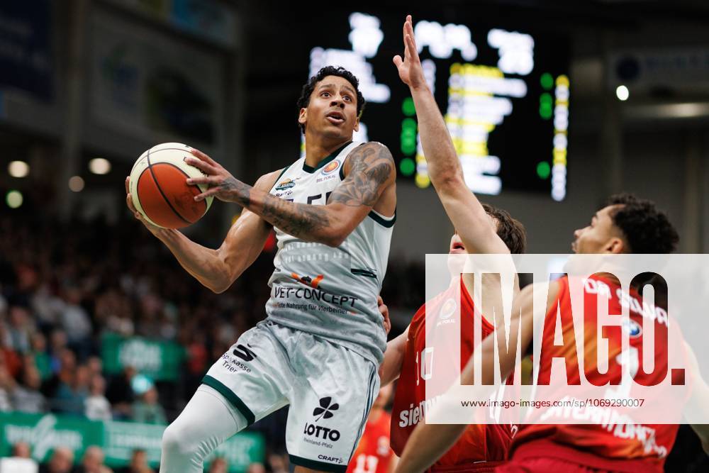 Eli Brooks (Gladiators Trier) im Zweikampf mit Justinian Jessup (FC Bayern Basketball) und Oscar da Silva (FC Bayern Basketball), Vet Concept Gladiators Trier vs FC Bayern Basketball, Basketball, BBL Pokal, Viertelfinale, Saison 2025 2026, 16.11.2025 Vet Concept Gladiators Trier vs FC Bayern Basketball, Basketball, BBL Pokal, Viertelfinale, Saison 2025 2026