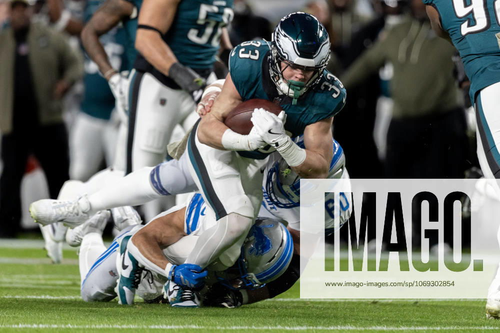 Philadelphia Eagles cornerback Cooper Dejean (33) is tackled by Detroit Lions center Graham Glasgow (60) during the first quarter of NFL, American Football Herren, USA action at Lincoln Financial Field in Philadelphia on Sunday, November 16, 2025. PHI20251116013 LAURENCExKESTERSON
