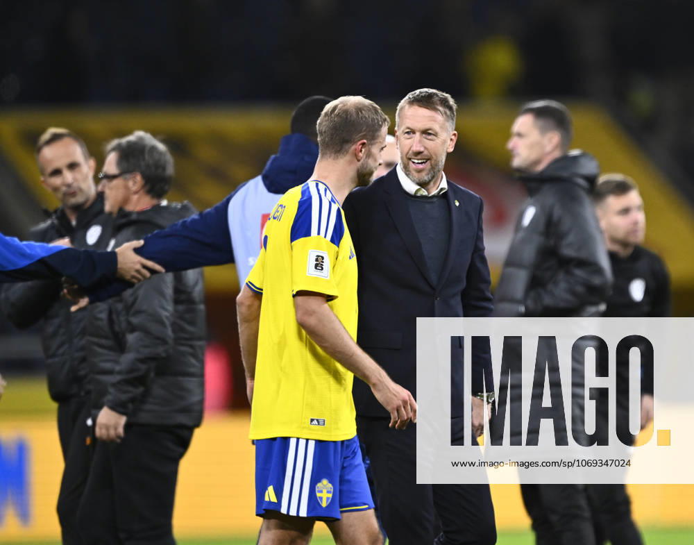 STOCKHOLM, SWEDEN 20251118 Swedish national team, Nationalteam captain Graham Potter thanks goal scorer Gustav Lundgren after Tuesday s World Cup qualifying match in Group B between Sweden and Slovenia at Strawberry arena, Stockholm, Sweden 18 November 2025. STOCKHOLM SWEDEN