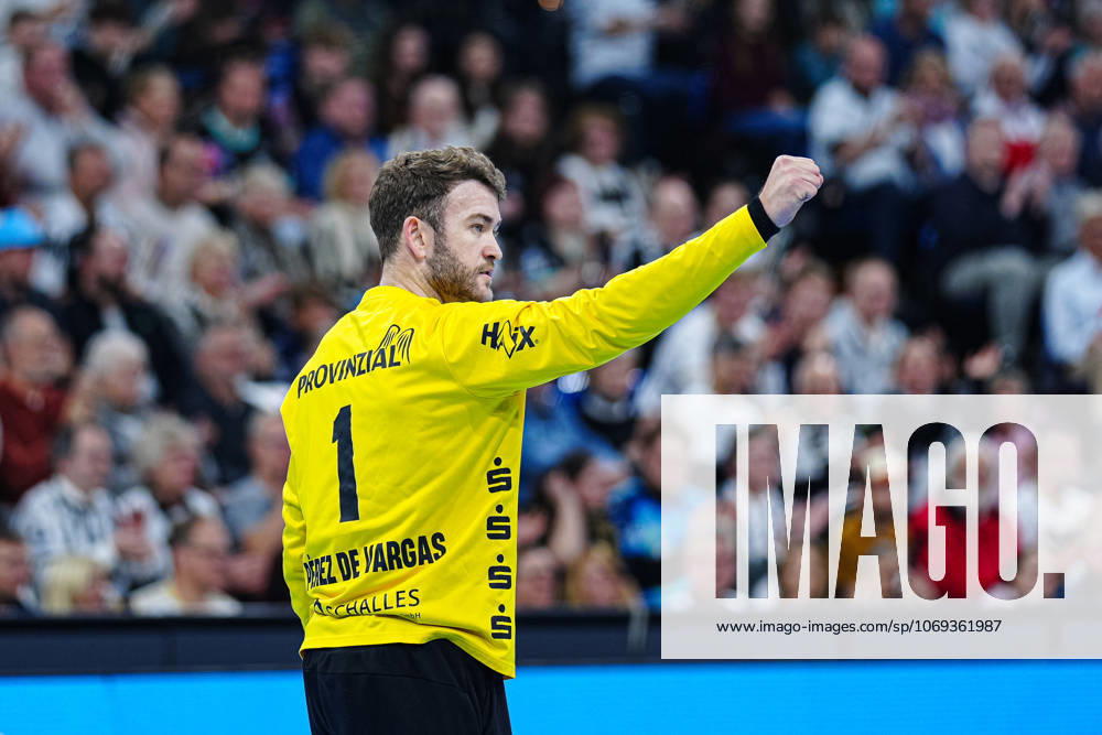 Jubel nach Parade Gonzalo Perez de Vargas (THW Kiel, 01) GER, THW Kiel vs. BSV Bern, Handball, EHF European League, Spieltag 4, Saison 2025 2026, 18.11.2025 GER, THW Kiel vs. BSV Bern, Handball, EHF European League, Spieltag 4, Saison 2025 2026, 18.11.2025 Kiel