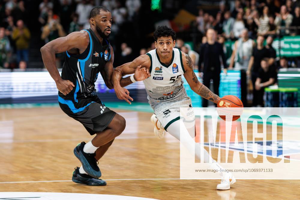 Eli Brooks (Gladiators Trier) im Zweikampf mit Naz Bohannon (Science City Jena), Vet Concept Gladiators Trier vs Science City Jena, Basketball, easyCredit BBL, 8. Spieltag, Saison 2025 2026, 19.11.2025 Vet Concept Gladiators Trier vs Science City Jena, Basketball, easyCredit BBL, 8. Spieltag, Saison 2025 2026