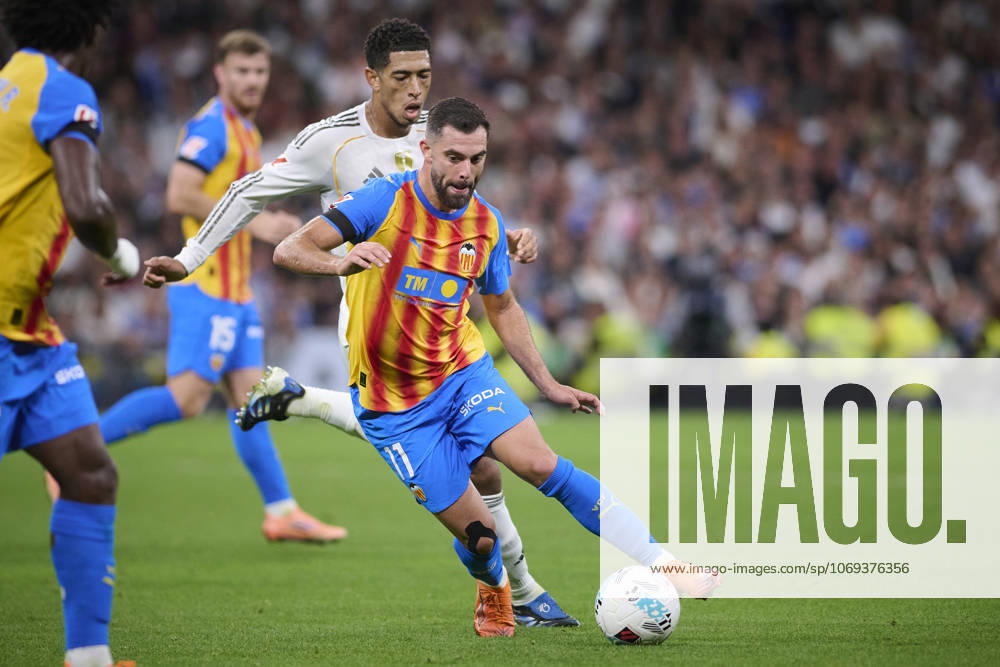 Real Madrid CFs Jude Bellingham (L) and Valencia CFs Luis Rioja during La Liga match. November 01 ,2025. (20251101496)