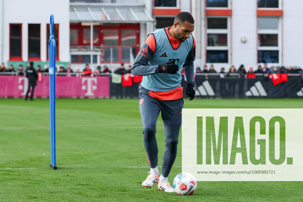 Jonathan Tah (FC Bayern Muenchen, 04) mit Ball, GER, Oeffentliches Training, FC Bayern Muenchen, Fussball, Saison 2025 2026, 20.11.2025, GER, Oeffentliches Training, FC Bayern Muenchen, Fussball, Saison 2025 2026, 20.11.2025 Muenchen