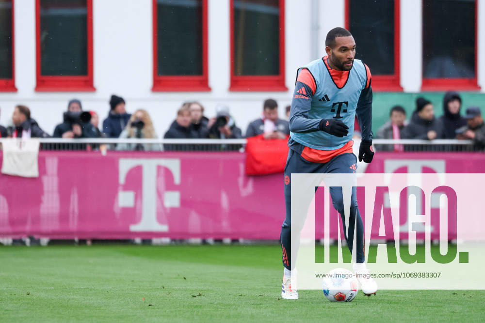 Jonathan Tah (FC Bayern Muenchen, 04) mit Ball, GER, Oeffentliches Training, FC Bayern Muenchen, Fussball, Saison 2025 2026, 20.11.2025, GER, Oeffentliches Training, FC Bayern Muenchen, Fussball, Saison 2025 2026, 20.11.2025 Muenchen