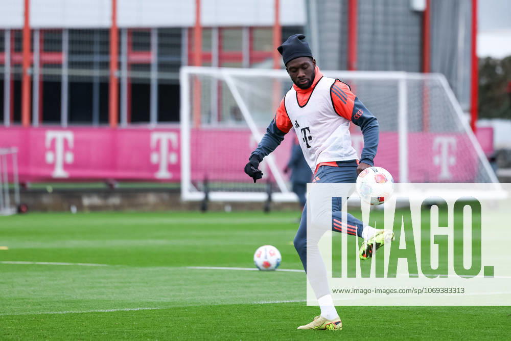 Alphonso Davies (FC Bayern Muenchen, 19) mit Ball, GER, Oeffentliches Training, FC Bayern Muenchen, Fussball, Saison 2025 2026, 20.11.2025, GER, Oeffentliches Training, FC Bayern Muenchen, Fussball, Saison 2025 2026, 20.11.2025 Muenchen