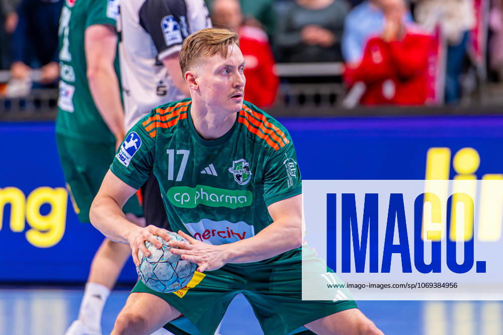 August Pedersen (TSV Hannover-Burgdorf, Nr. 17) (v.l.), TSV Hannover-Burgdorf (grün) gegen Bergischer HC (beige) am 13. Spieltag der Saison 2025 2026 in der DAIKIN Handball-Bundesliga (20.11.2025, ZAG Arena (Hannover, GER),