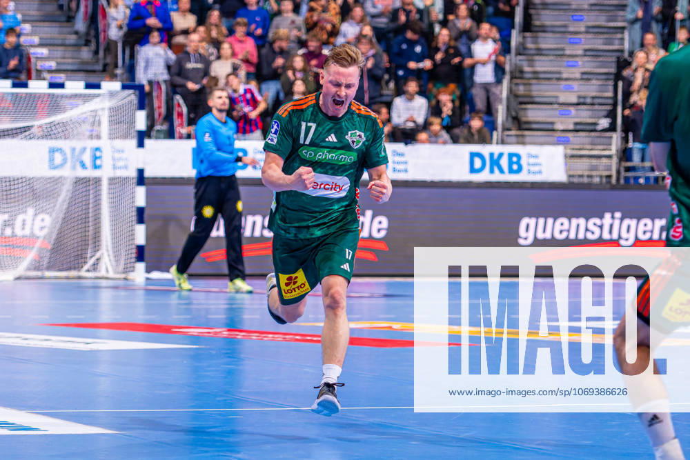 August Pedersen (TSV Hannover-Burgdorf, Nr. 17) (v.l.), TSV Hannover-Burgdorf (grün) gegen Bergischer HC (beige) am 13. Spieltag der Saison 2025 2026 in der DAIKIN Handball-Bundesliga (20.11.2025, ZAG Arena (Hannover, GER),