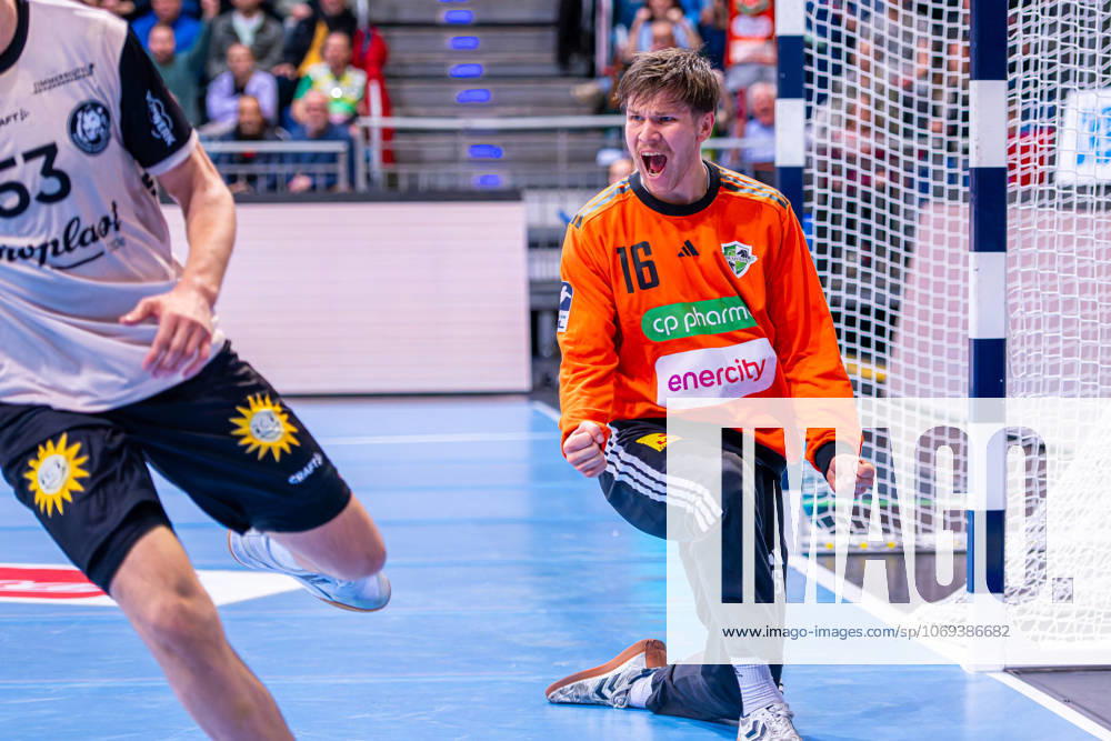 Simon Gade (TSV Hannover-Burgdorf, Nr. 16) (v.l.), TSV Hannover-Burgdorf (grün) gegen Bergischer HC (beige) am 13. Spieltag der Saison 2025 2026 in der DAIKIN Handball-Bundesliga (20.11.2025, ZAG Arena (Hannover, GER),