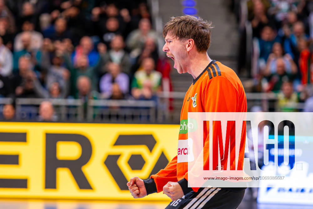 Simon Gade (TSV Hannover-Burgdorf, Nr. 16) (v.l.), TSV Hannover-Burgdorf (grün) gegen Bergischer HC (beige) am 13. Spieltag der Saison 2025 2026 in der DAIKIN Handball-Bundesliga (20.11.2025, ZAG Arena (Hannover, GER),