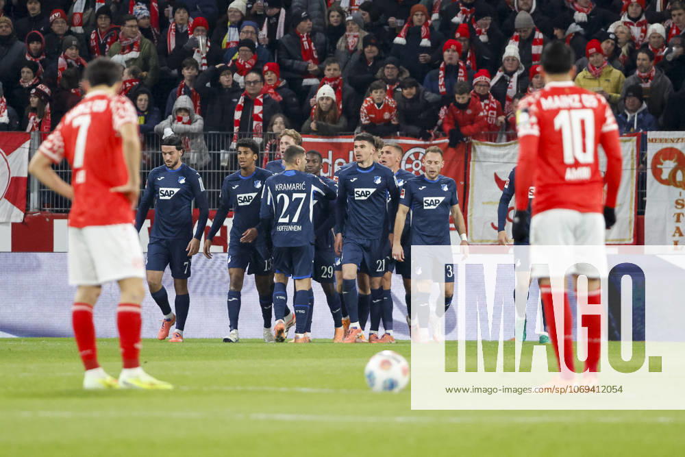 Torjubel TSG Hoffenheim beim 0:1 durch Fisnik Asllani (TSG Hoffenheim, 11) , Deutschland, Fussball, 1. Bundesliga, 11.Spieltag, 2025 2026, 1.FSV Mainz vs. TSG 1899 Hoffenheim, 21.11.2025, Mewa Arena, Mainz, Deutschland Mainz Mewa Arena Rheinland-Pfalz Deutschland