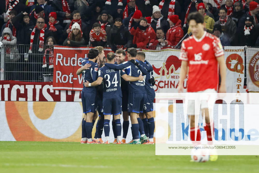 Torjubel TSG Hoffenheim beim 0:1 durch Fisnik Asllani (TSG Hoffenheim, 11) , Deutschland, Fussball, 1. Bundesliga, 11.Spieltag, 2025 2026, 1.FSV Mainz vs. TSG 1899 Hoffenheim, 21.11.2025, Mewa Arena, Mainz, Deutschland Mainz Mewa Arena Rheinland-Pfalz Deutschland