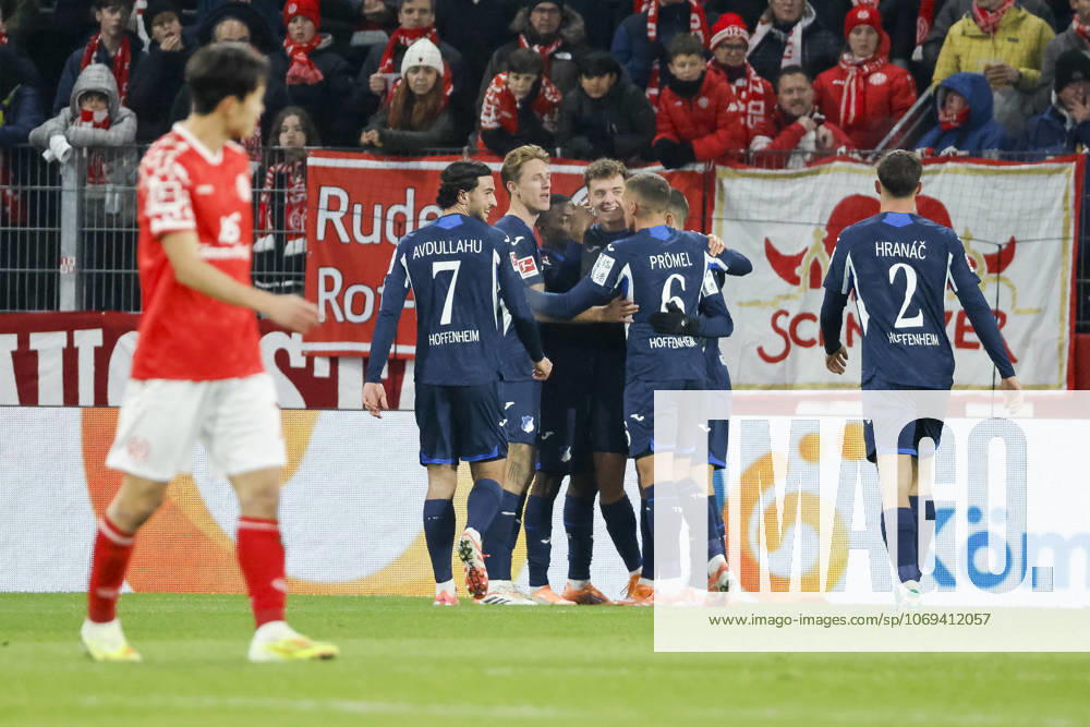 Torjubel TSG Hoffenheim beim 0:1 durch Fisnik Asllani (TSG Hoffenheim, 11) , Deutschland, Fussball, 1. Bundesliga, 11.Spieltag, 2025 2026, 1.FSV Mainz vs. TSG 1899 Hoffenheim, 21.11.2025, Mewa Arena, Mainz, Deutschland Mainz Mewa Arena Rheinland-Pfalz Deutschland