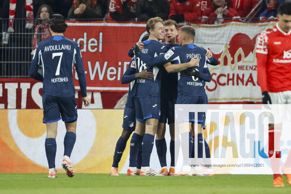 Torjubel TSG Hoffenheim beim 0:1 durch Fisnik Asllani (TSG Hoffenheim, 11) , Deutschland, Fussball, 1. Bundesliga, 11.Spieltag, 2025 2026, 1.FSV Mainz vs. TSG 1899 Hoffenheim, 21.11.2025, Mewa Arena, Mainz, Deutschland Mainz Mewa Arena Rheinland-Pfalz Deutschland