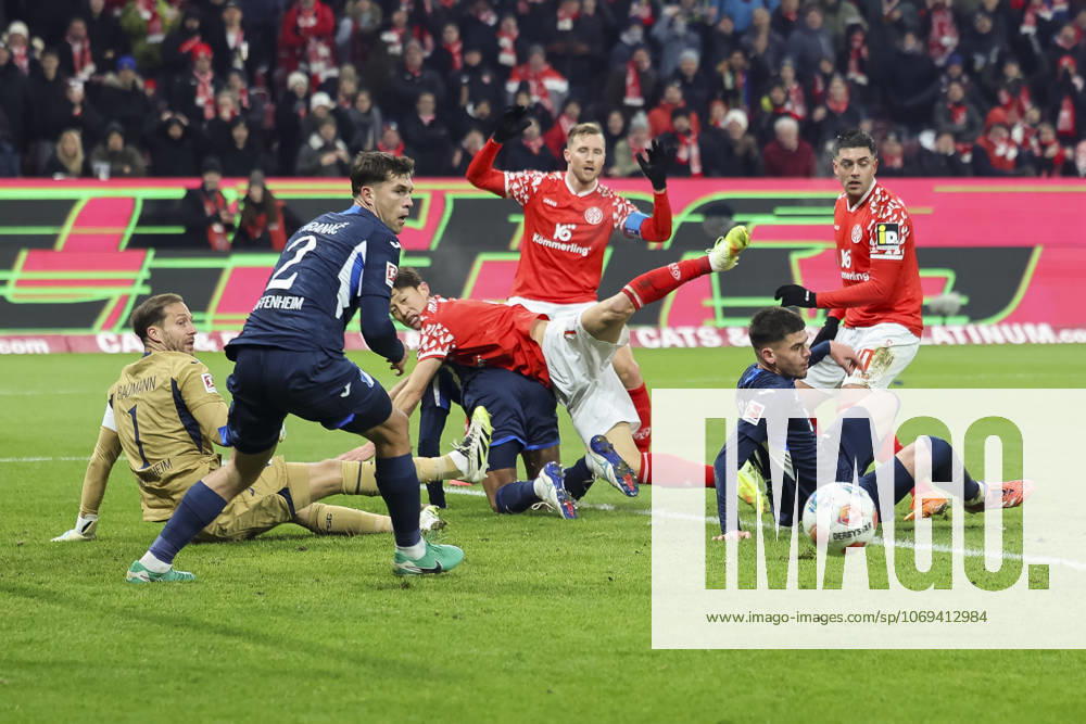 Im Strafraum von TSG Hoffenheim , Deutschland, Fussball, 1. Bundesliga, 11.Spieltag, 2025 2026, 1.FSV Mainz vs. TSG 1899 Hoffenheim, 21.11.2025, Mewa Arena, Mainz, Deutschland Mainz Mewa Arena Rheinland-Pfalz Deutschland