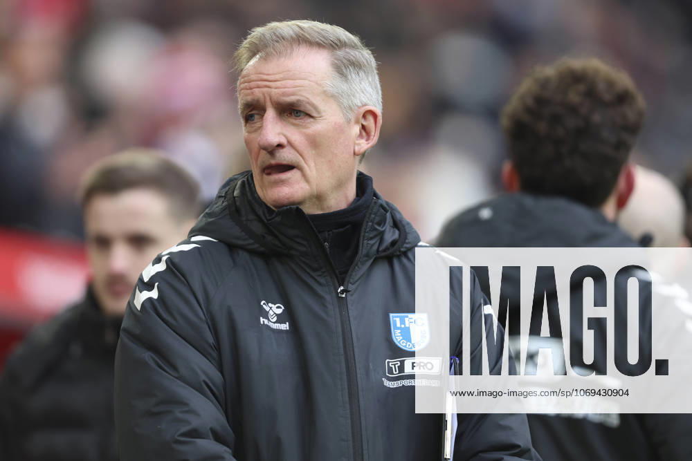 Trainer Petrik Sander (1.FC Magdeburg) schaut waehrend des spiels der 2. Bundesliga zwischen Fortuna Düsseldorf und 1. FC Magdeburg, Merkur Spiel-Arena am 22. November 2025 in Düsseldorf, Deutschland. (Foto von Oliver Kaelke DeFodi Images) +++ Trainer Petrik Sander (1.FC Magdeburg) looks on during the 2. Bundesliga match between Fortuna Düsseldorf and 1. FC Magdeburg at Merkur Spiel-Arena on November 22, 2025 in Düsseldorf, Germany. (Photo by Oliver Kaelke DeFodi Images) (Photo by Oliver Kaelke DeFodi Images)