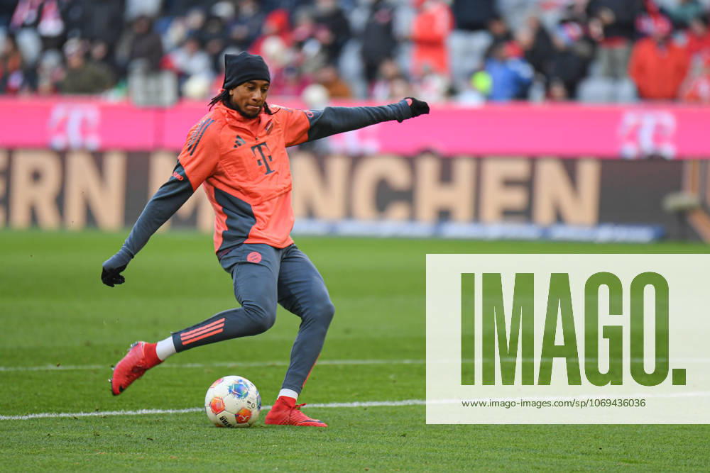 Michael Olise (17 Bayern) in Aktion beim Bundesligaspiel FC Bayern München - SC Freiburg am 22.11.2025.