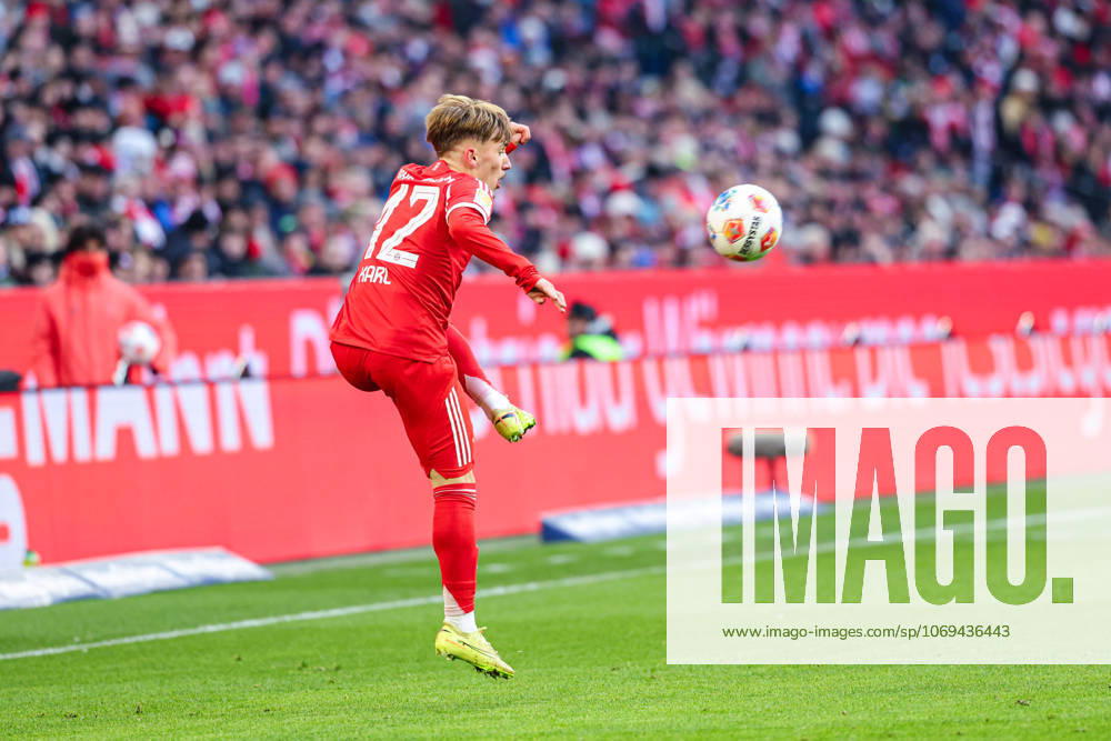 Lennart Karl (42, FC Bayern München) beim Spiel zwischen FC Bayern München v SC Freiburg, Fußball, Herren, Bundesliga, 2025 2026, 11.Spieltag am 22.11.2025 in München, Allianz-Arena. DFL and DFB regulations prohibit any use of photographs as image sequences and or quasi-video. Bayern Deutschland