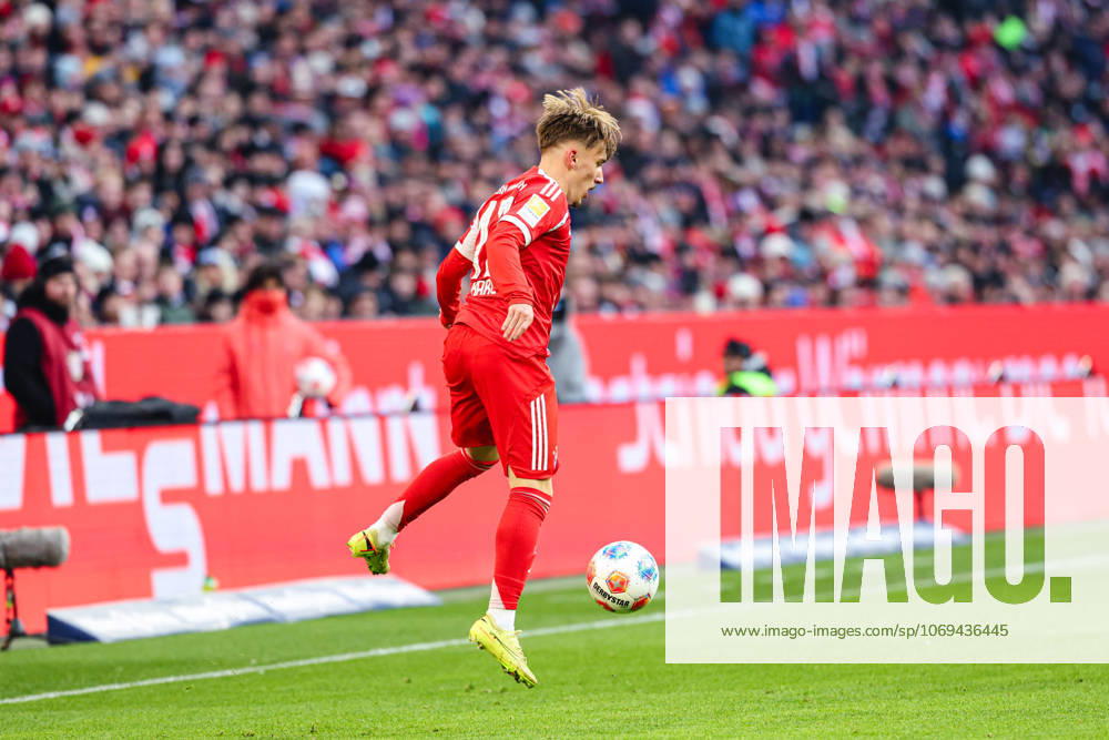 Lennart Karl (42, FC Bayern München) beim Spiel zwischen FC Bayern München v SC Freiburg, Fußball, Herren, Bundesliga, 2025 2026, 11.Spieltag am 22.11.2025 in München, Allianz-Arena. DFL and DFB regulations prohibit any use of photographs as image sequences and or quasi-video. Bayern Deutschland