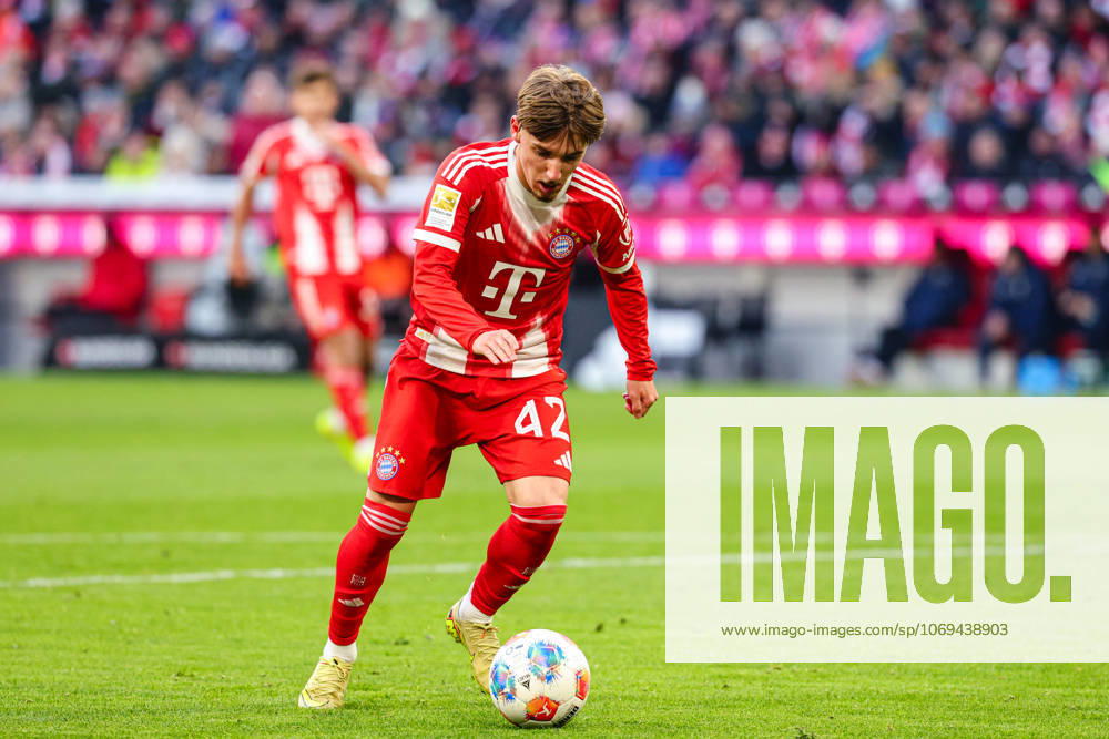 Lennart Karl (42, FC Bayern München) beim Spiel zwischen FC Bayern München v SC Freiburg, Fußball, Herren, Bundesliga, 2025 2026, 11.Spieltag am 22.11.2025 in München, Allianz-Arena. DFL and DFB regulations prohibit any use of photographs as image sequences and or quasi-video. Bayern Deutschland