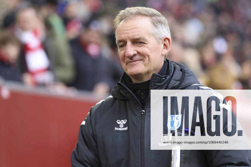 Trainer Petrik Sander (1.FC Magdeburg) schaut waehrend des spiels der 2. Bundesliga zwischen Fortuna Düsseldorf und 1. FC Magdeburg, Merkur Spiel-Arena am 22. November 2025 in Düsseldorf, Deutschland. (Foto von Oliver Kaelke DeFodi Images) +++ Trainer Petrik Sander (1.FC Magdeburg) looks on during the 2. Bundesliga match between Fortuna Düsseldorf and 1. FC Magdeburg at Merkur Spiel-Arena on November 22, 2025 in Düsseldorf, Germany. (Photo by Oliver Kaelke DeFodi Images) (Photo by Oliver Kaelke DeFodi Images)