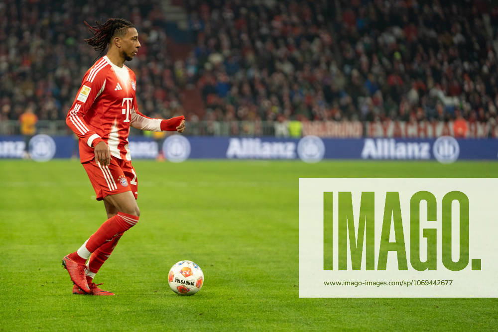 Michael Olise (17 Bayern) in Aktion beim Bundesligaspiel FC Bayern München - SC Freiburg am 22.11.2025.