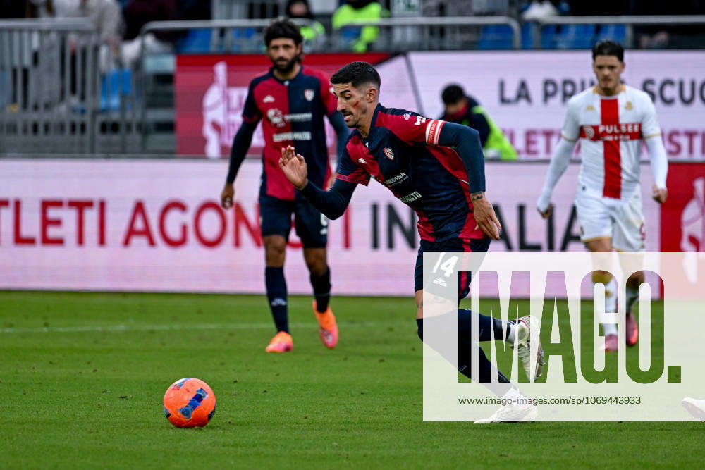 Cagliari s Alessandro Deiola in action during the Serie A soccer match between Cagliari Calcio and Genoa at the Unipol Domus in Cagliari, Sardinia - Saturday, 22 november 2025. - Soccer