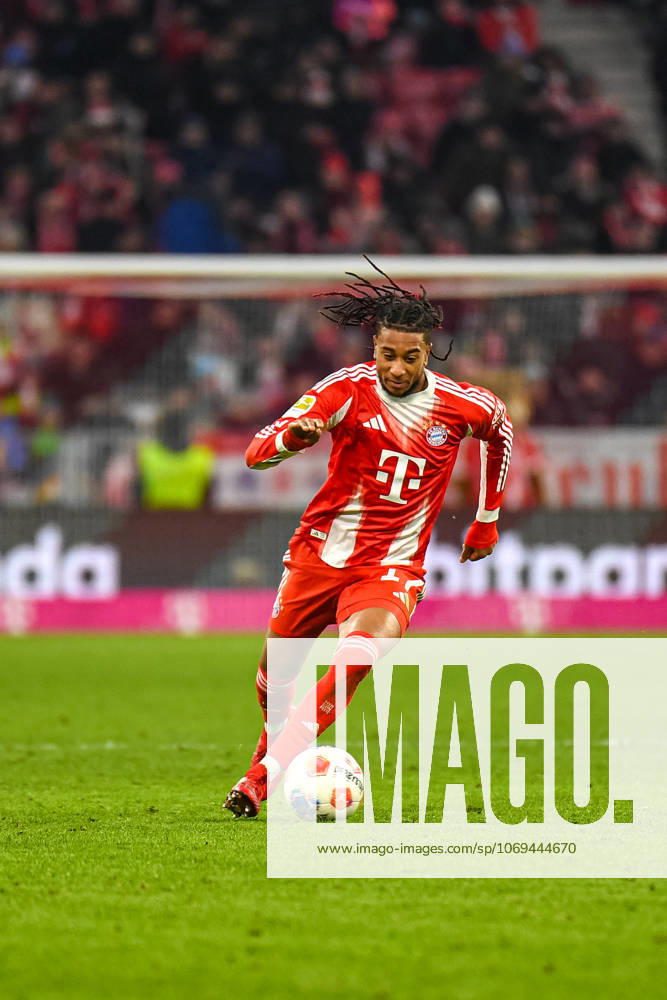 Michael Olise (17 Bayern) in Aktion beim Bundesligaspiel FC Bayern München - SC Freiburg am 22.11.2025.