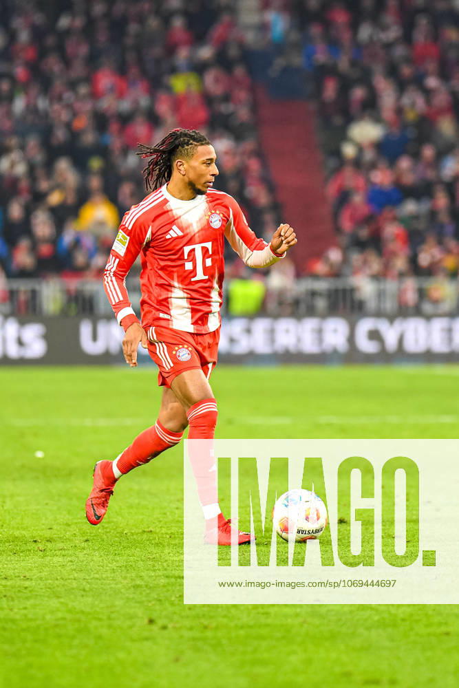 Michael Olise (17 Bayern) in Aktion beim Bundesligaspiel FC Bayern München - SC Freiburg am 22.11.2025.