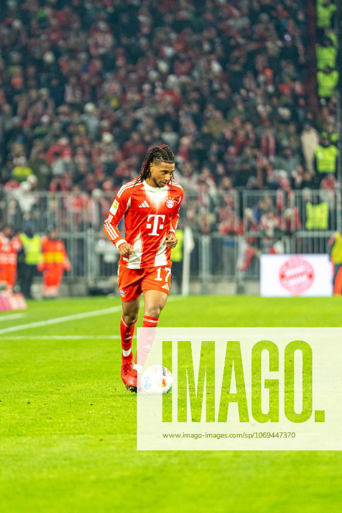 Michael Olise (17 Bayern) in Aktion beim Bundesligaspiel FC Bayern München - SC Freiburg am 22.11.2025.