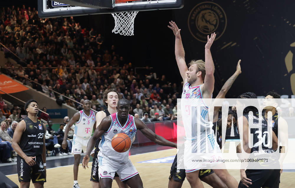 Melvin Jostmann (Telekom Baskets Bonn), Kur Jongkuch (Telekom Baskets Bonn) Basketball, Herren, Saison 2025 2026, easyCredit Basketball-Bundesliga, Basketball Loewen Braunschweig gegen Telekom Baskets Bonn