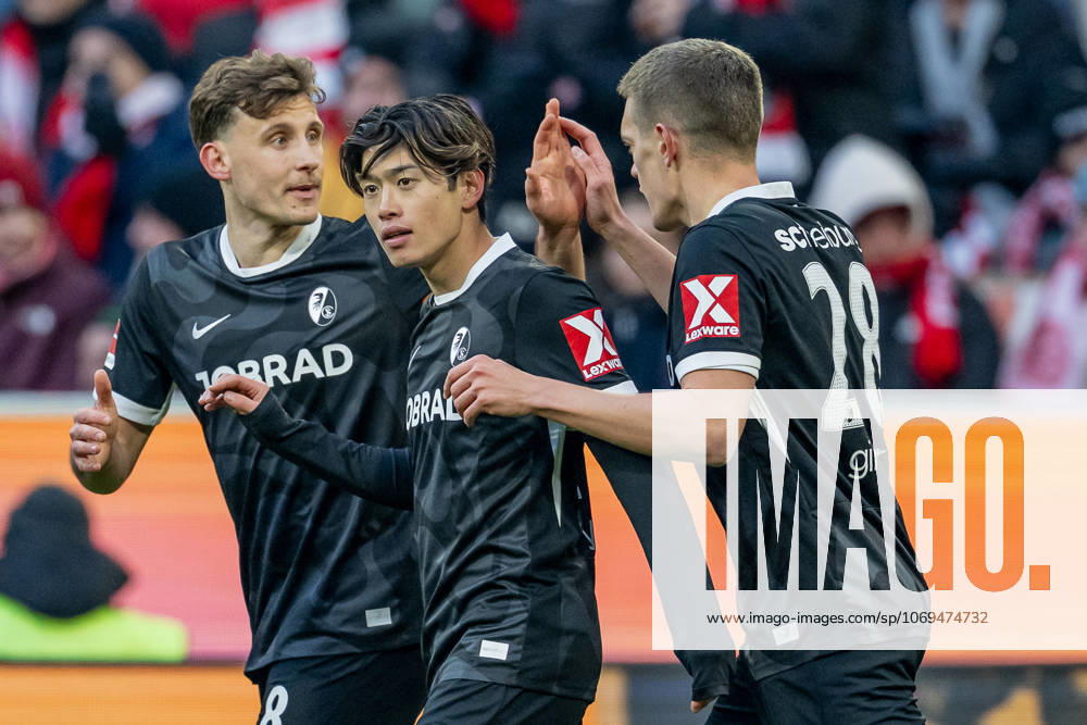 Maximilian Eggestein (SC Freiburg, 8) und Matthias Ginter (SC Freiburg, 28) bejubeln mit Yuito Suzuki (SC Freiburg, 14) dessen Tor zum 0:1 GER, FC Bayern Muenchen vs. SC Freiburg, Fussball, Bundesliga, 11. Spieltag, Spielzeit 2025 2026, 22.11.2025. . GER, FC Bayern Muenchen vs. SC Freiburg, Fussball, Bundesliga, 11. Spieltag, Spielzeit 2025 2026, 22.11.2025. Muenchen