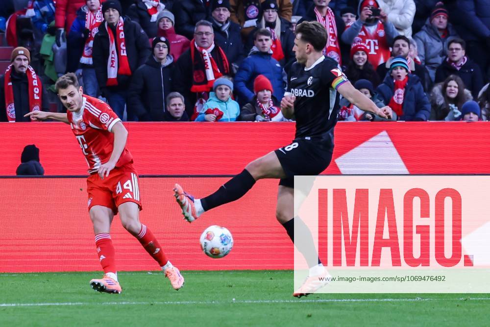Josip Stanisic 44 (FC Bayern Muenchen) mit einer Hereingabe, die Maximilian Eggestein 8 (SC Freiburg) nicht blocken kann, FC Bayern Muenchen vs. SC Freiburg, Fussball, Bundesliga, DFL, Saison 2025 2026, Hinrunde, 22.11.2025 DFB regulations prohibit any use of photographs as image sequences and or quasi-video Muenchen Bayern Deutschland