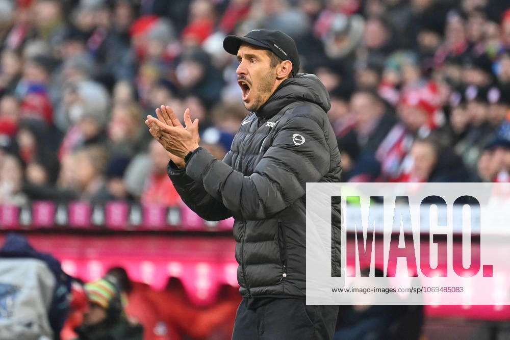 Trainer Julian SCHUSTER (SC Freiburg), Gestik,gibt Anweisungen, Einzelbild,angeschnittenes Einzelmotiv,Halbfigur,halbe Figur. Fussball 1. Bundesliga Saison 2025 2026, 11.Spieltag, Spieltag11 FC Bayern Muenchen - SC Freiburg 6-2 am 22.11.2025 , A L L I A N Z A R E N A.