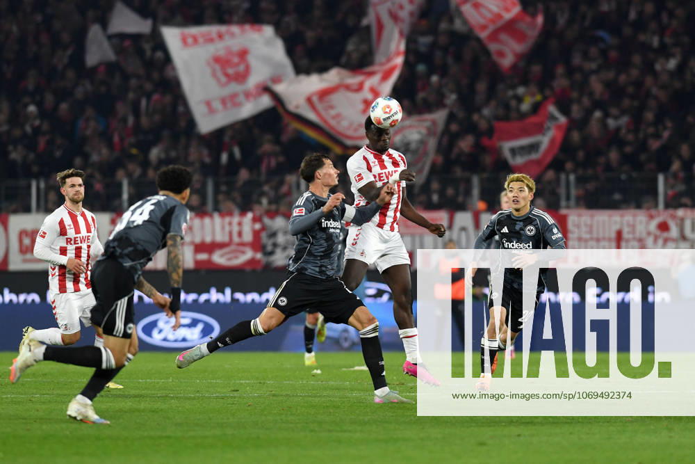 Robin Koch (Eintracht Frankfurt) und Ragnar Ache (1. FC Koeln) im Zweikampf waehrend des Spiels der Bundesliga zwischen 1. FC Köln und Eintracht Frankfurt, RheinEnergieSTADION am 22. November 2025 in Köln, Deutschland. (Foto von Ralf Treese DeFodi Images) +++ Robin Koch (Eintracht Frankfurt) und Ragnar Ache (1. FC Koeln) battle for the ball during the Bundesliga match between 1. FC Köln and Eintracht Frankfurt at RheinEnergieSTADION on November 22, 2025 in Köln, Germany. (Photo by Ralf Treese DeFodi Images) DFL regulations prohibit any use of photographs as image sequences and or quasi-video. (Photo by Ralf Treese DeFodi Images)