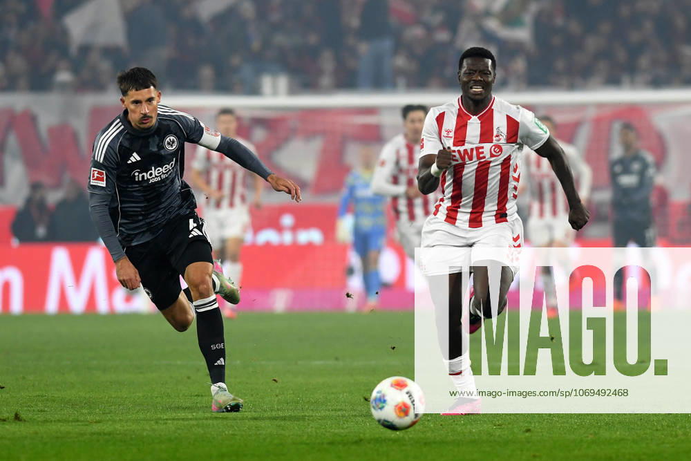 Robin Koch (Eintracht Frankfurt) und Ragnar Ache (1. FC Koeln) im Zweikampf waehrend des Spiels der Bundesliga zwischen 1. FC Köln und Eintracht Frankfurt, RheinEnergieSTADION am 22. November 2025 in Köln, Deutschland. (Foto von Ralf Treese DeFodi Images) +++ Robin Koch (Eintracht Frankfurt) und Ragnar Ache (1. FC Koeln) battle for the ball during the Bundesliga match between 1. FC Köln and Eintracht Frankfurt at RheinEnergieSTADION on November 22, 2025 in Köln, Germany. (Photo by Ralf Treese DeFodi Images) DFL regulations prohibit any use of photographs as image sequences and or quasi-video. (Photo by Ralf Treese DeFodi Images)