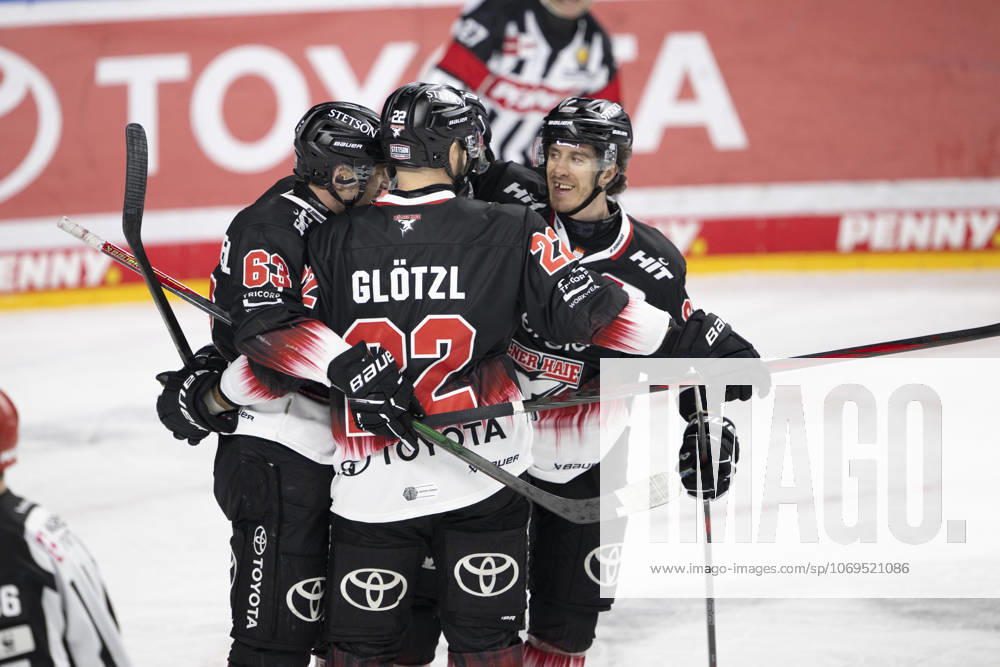 PENNY DEL 1; Kölner Haie - Schwenninger Wild Wings; Köln, 23.11.2025 Maximilian Glötzl (Kölner Haie, Verteidigung, 22); Patrick Russell (Kölner Haie, Sturm, 63); Gregor Macleod (Kölner Haie, Sturm, 89); PENNY DEL 1; Kölner Haie - Schwenninger Wild Wings am 23.11.2025 in der Lanxess Arena in Köln (Deutschland).