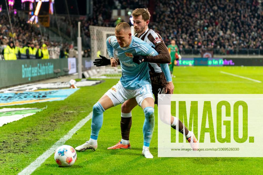 Tim Skarke (1. FC Union Berlin, 21) im Zweikampf, Kampf um den Ball mit Connor Metcalfe (FC St. Pauli, 24), GER, FC St. Pauli vs. 1. FC Union Berlin, Fussball, Bundesliga, Spieltag 11, Saison 2025 2026, 23.11.2025 DFL REGULATIONS PROHIBIT ANY USE OF PHOTOGRAPHS AS IMAGE SEQUENCES AND OR QUASI-VIDEO GER, FC St. Pauli vs. 1. FC Union Berlin, Fussball, Bundesliga, Spieltag 11, Saison 2025 2026, 23.11.2025 Hamburg