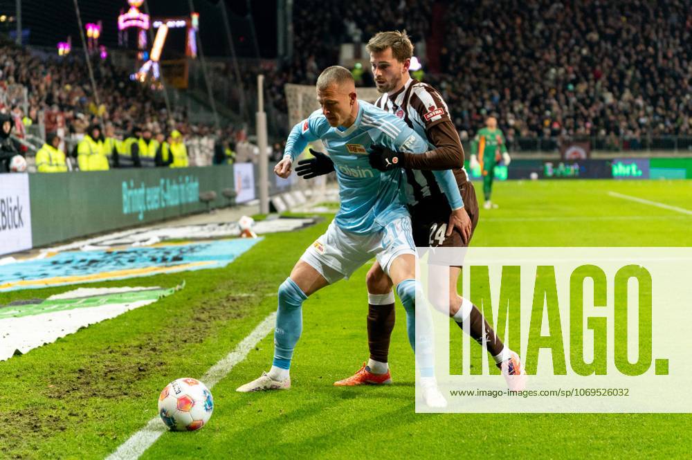 Tim Skarke (1. FC Union Berlin, 21) im Zweikampf, Kampf um den Ball mit Connor Metcalfe (FC St. Pauli, 24), GER, FC St. Pauli vs. 1. FC Union Berlin, Fussball, Bundesliga, Spieltag 11, Saison 2025 2026, 23.11.2025 DFL REGULATIONS PROHIBIT ANY USE OF PHOTOGRAPHS AS IMAGE SEQUENCES AND OR QUASI-VIDEO GER, FC St. Pauli vs. 1. FC Union Berlin, Fussball, Bundesliga, Spieltag 11, Saison 2025 2026, 23.11.2025 Hamburg