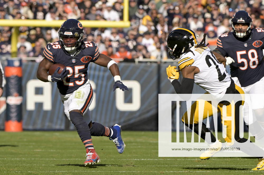 Chicago Bears running back Kyle Monangai (25) runs the ball against the Pittsburgh Steelers at Soldier Field in Chicago on Sunday, November 23, 2025. CHI20251123102 MARKxBLACK