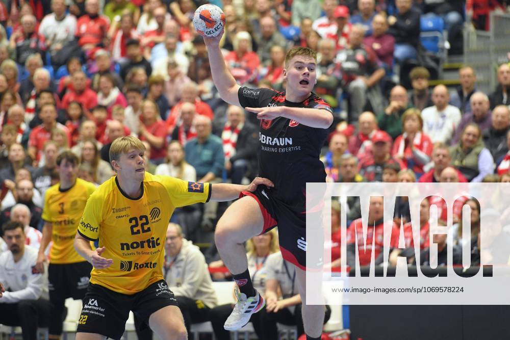 Reynir Thor Stefansson (MT Melsungen 19) beim Wurf; Karl Joensson (HF Karlskrona 22) , GER, MT Melsungen - HF Karlskrona (SWE)l, Handball, EHF European League Maenner, Group Matches, Saison 2025 2026, 25.11.2025, GER, MT Melsungen - HF Karlskrona, Handball, EHF Maenner, Group Matches, Saison 2025 2026, 25.11.2025 Kassel