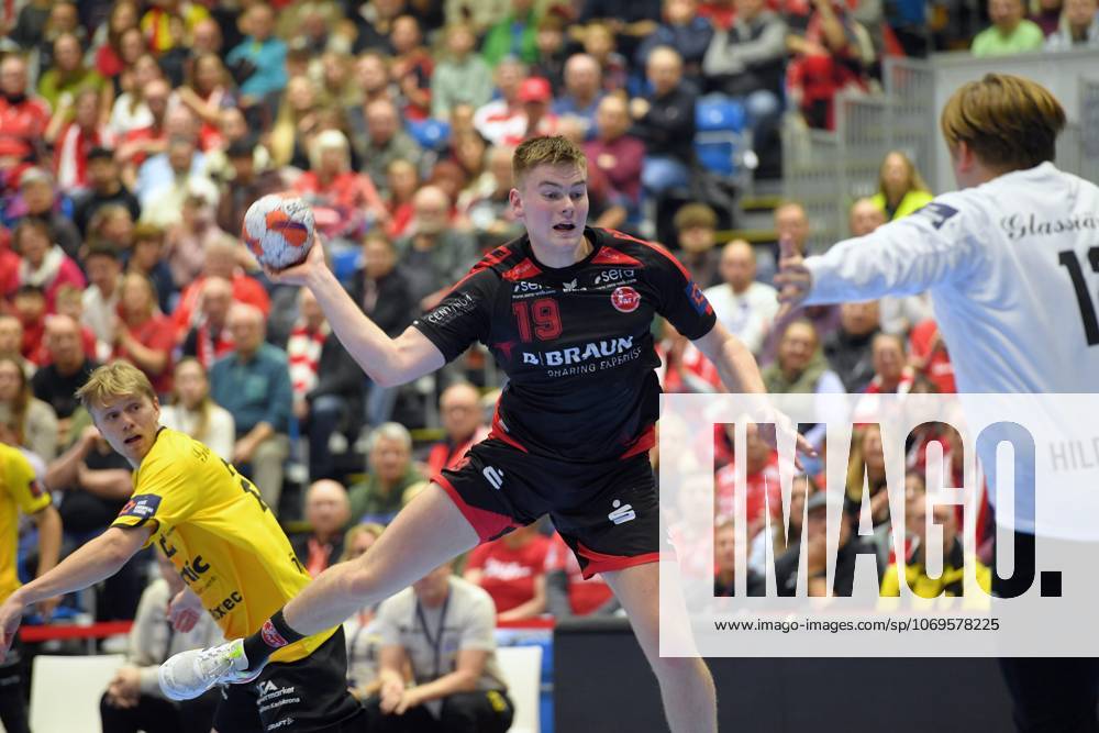 Reynir Thor Stefansson (MT Melsungen 19) beim Wurf; Karl Joensson (HF Karlskrona 22), Melvin Hildingsson (Torwart, Goalkeeper HF Karlskrona 12) (R) , GER, MT Melsungen - HF Karlskrona (SWE)l, Handball, EHF European League Maenner, Group Matches, Saison 2025 2026, 25.11.2025, GER, MT Melsungen - HF Karlskrona, Handball, EHF Maenner, Group Matches, Saison 2025 2026, 25.11.2025 Kassel
