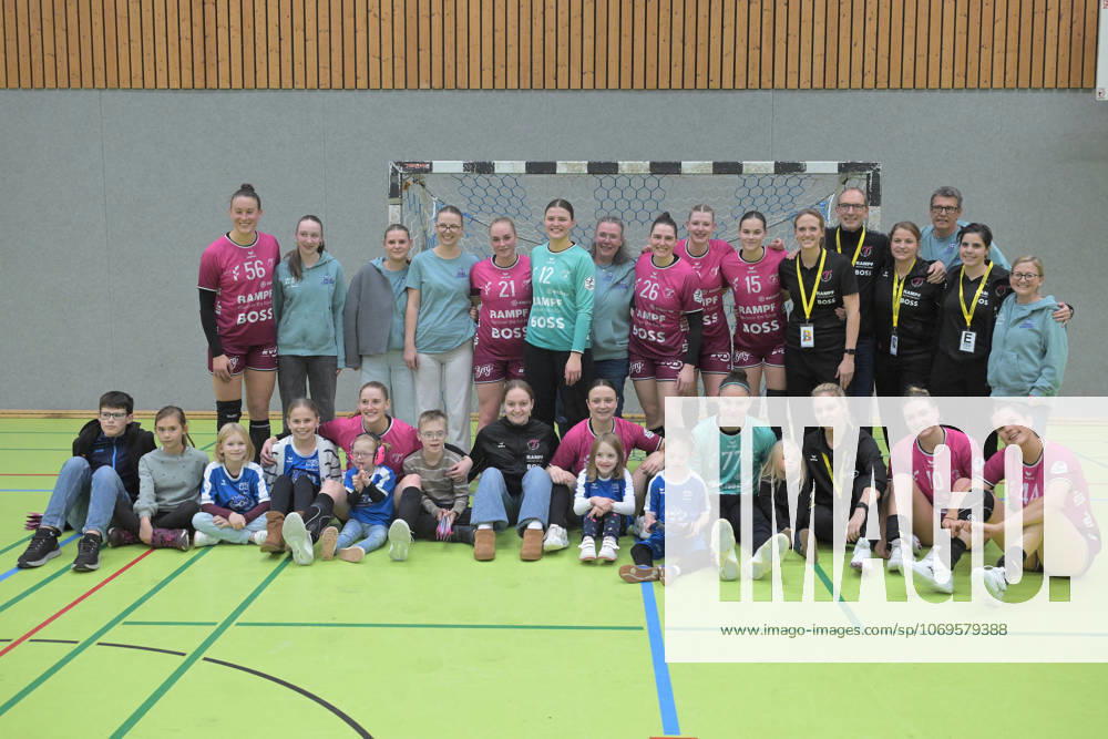 Gemeinsames Bild nach Spielende der TusSies mit den Einlaufkindern TusSies Metzingen vs. Brasilien, Handball, Testspiel, Saison 2025 2026, 25.11.2025 TusSies Metzingen vs. Brasilien, Handball, Testspiel, Saison 2025 2026, 25.11.2025 Holzgerlingen